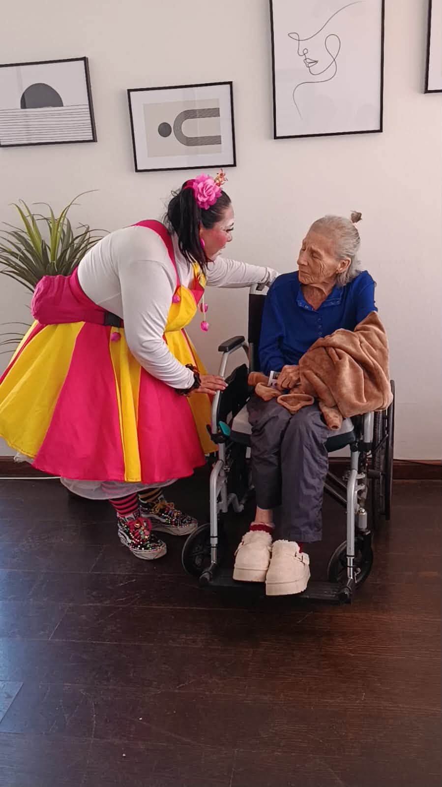 Payasa de hospital de PayaSOS 33.3 acompañando a una señora mayor en Chile
