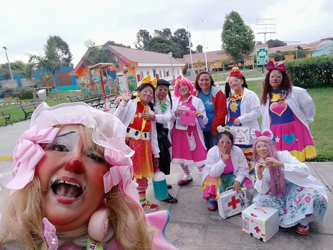Selfie de la brigada de Payasos de Hospital de PayaSOS 33.3
